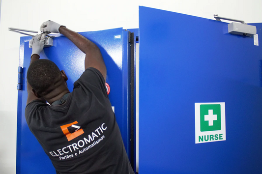 É crucial realizar manutenção e inspeção das portas corta-fogo?